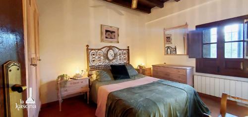 um quarto com uma cama, uma cómoda e uma janela em LA KASONA em Córdoba