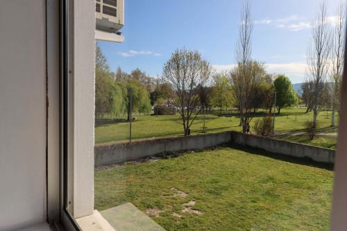 ein Fenster mit Blick auf einen Hof in der Unterkunft Guest House Chaves in Chaves