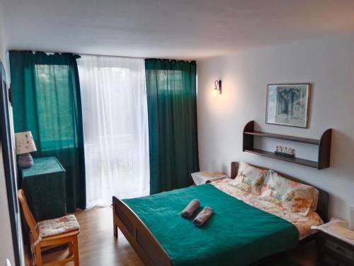 Un dormitorio con una cama verde y una ventana. en 416 Warsaw Center Free Parking TAMARS, en Varsovia
