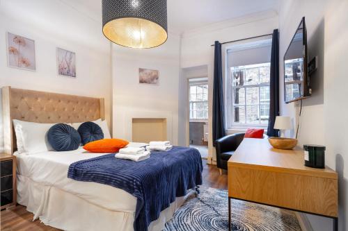 1 dormitorio con 1 cama con manta azul en Lovely One Bed in the Heart of Covent Garden, en Londres