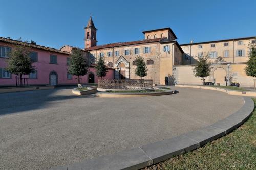 an empty street in front of a large building at Foresteria San Niccolo' 14 in Prato