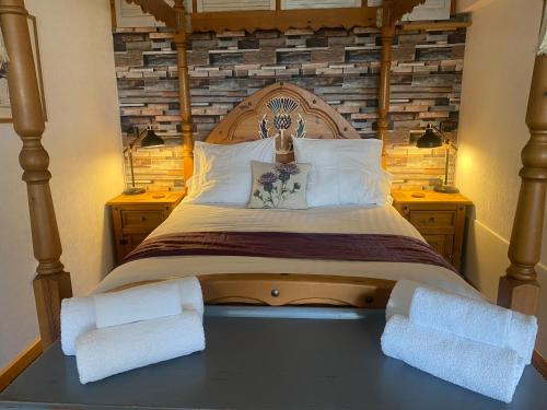 Un pat sau paturi într-o cameră la loch lomond apartments