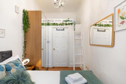 um quarto com uma porta branca com plantas em DELUXE Two Bed in Covent Garden em Londres