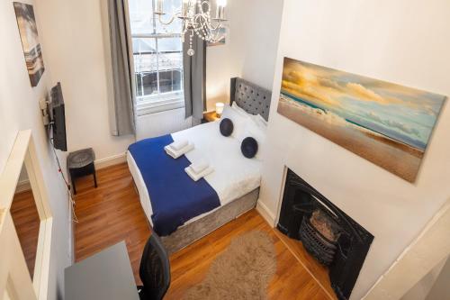 um quarto com uma cama e um quadro na parede em DELUXE Two Bed in Covent Garden em Londres