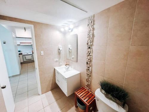 y baño con aseo, lavabo y espejo. en Beach Village Comfy & Cozy Apt Palmas Del Mar 73, en Buena Vista