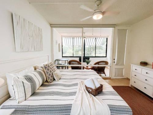 1 dormitorio con 1 cama grande y ventilador de techo en Beach Village Comfy & Cozy Apt Palmas Del Mar 73, en Buena Vista