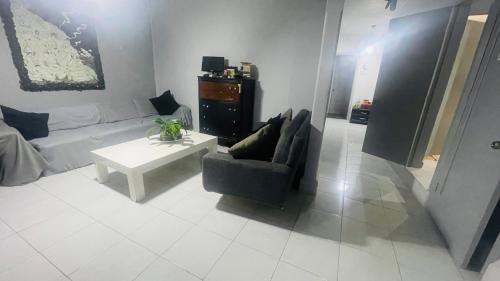una sala de estar con un sofá y una mesa en HOSTAL Letys Place Emilio, en Ciudad de México