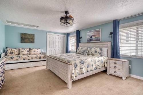 1 dormitorio con 2 camas y paredes azules en Chinook Overlook, en Lincoln City