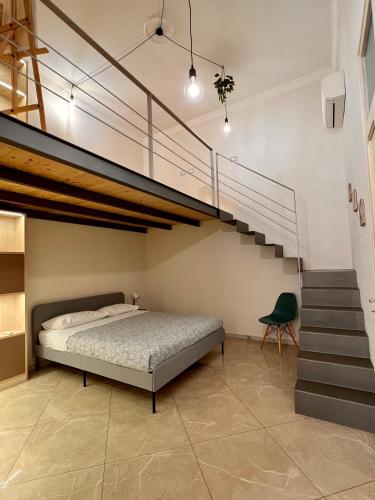 ein Schlafzimmer mit einem Etagenbett und einer Treppe in der Unterkunft Casa Dom-Ino 25 in Bagheria