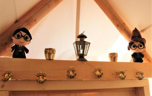 una stanza con un mucchio di statuette su uno scaffale di Gîte du sorcier - Etat Nature a Magnières