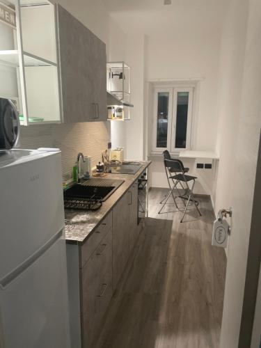 una cucina con frigorifero e piano di lavoro di Inalpi Arena ex Pala Alpitour Stadio Olimpico SEBA159 a Torino