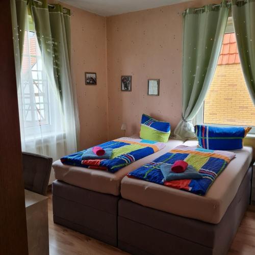 - 2 lits installés l'un à côté de l'autre dans une chambre dans l'établissement Wilhelm Busch Stube, à Ebergötzen