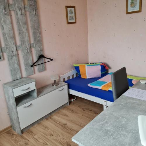 a small room with a bed and a desk at Wilhelm Busch Stube in Ebergötzen