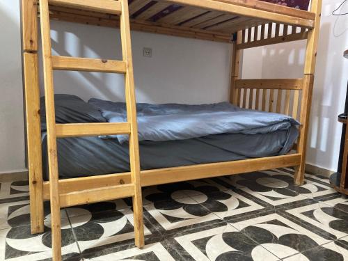 Двухъярусная кровать или двухъярусные кровати в номере Berber Surfaris Surf House