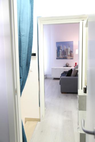聖塞韋羅的住宿－Deluxe Home，带沙发和镜子的客厅