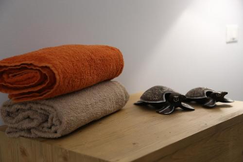 聖塞韋羅的住宿－Deluxe Home，木架上的两条龟背毛巾和毛巾