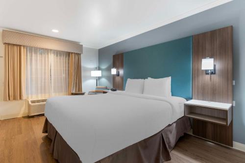 a large white bed in a hotel room at Best Western Plus Riviera in Menlo Park