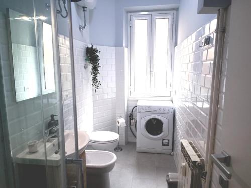 y baño con aseo y lavadora. en Casa Paolina a Metro San Paolo, en Roma
