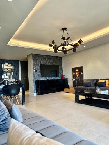 - un salon avec un canapé et une cheminée dans l'établissement Apart luxe, à Casablanca