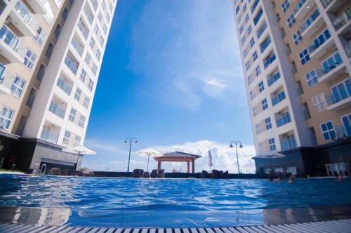 una piscina en medio de dos edificios en Căn hộ 3 ngủ gần biển, en Ha Long