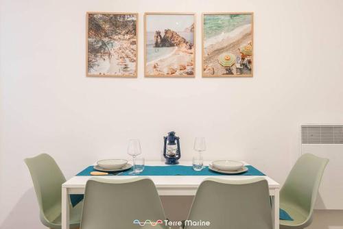 モンテロッソ・アル・マーレにあるCasa Sophia, Terre Marineのダイニングテーブル(椅子付)、壁画