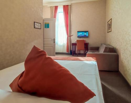 Cette chambre comprend un lit avec un oreiller rouge. dans l'établissement Nizami Boutique by La Casa, à Baku