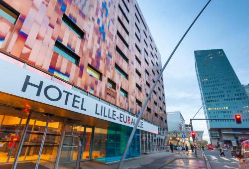 un hotel como la entrada a un edificio en una ciudad en Hotel Lille Euralille - Hilton Affiliate Hotel en Lille
