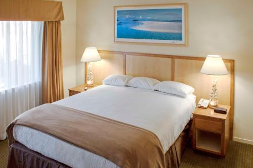 Habitación de hotel con 1 cama grande y 2 lámparas en Hilton Vacation Club San Luis Bay Avila Beach, en Avila Beach
