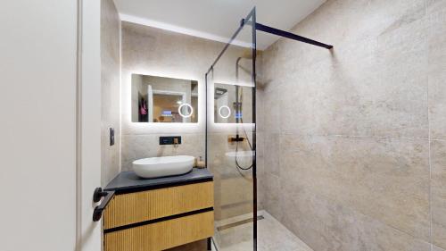 une salle de bain avec un lavabo et une douche dans l'établissement Cosy, 1 bedroom near Port, à Nice