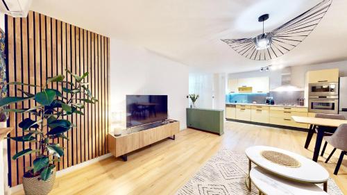 un salon avec cheminée et une cuisine dans l'établissement Cosy, 1 bedroom near Port, à Nice