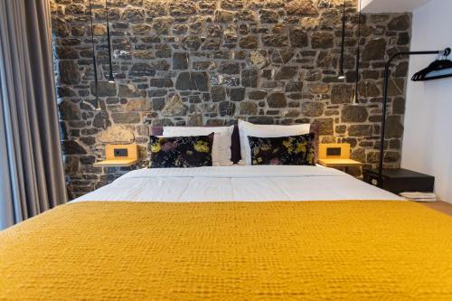 Una cama o camas en una habitación de Opal Executive Suites