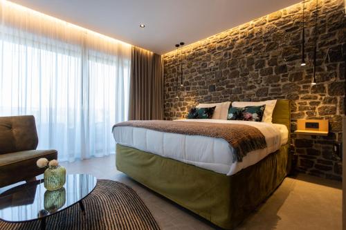 Una cama o camas en una habitación de Opal Executive Suites
