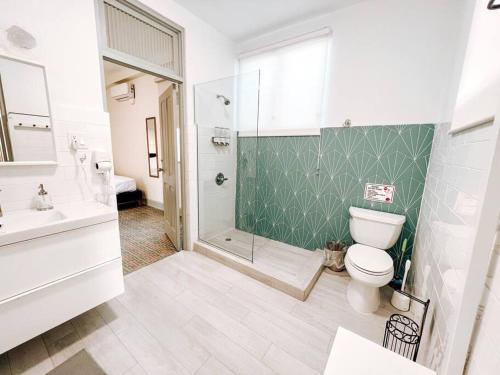 Ванная комната в Picaflor 9 Miramar Comfy Apt PH W/ Amazing View
