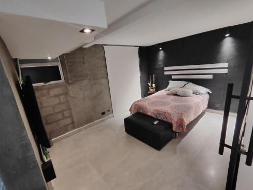 a bedroom with a bed with a red bedspread at Apartamento, tranquilidad y paz in Apartadó