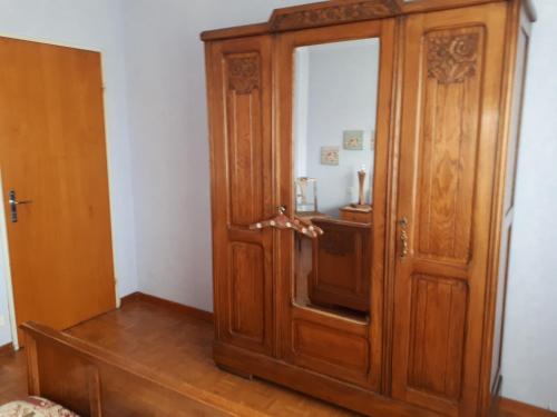 drewniana szafka ze szklanymi drzwiami w pokoju w obiekcie Chambre de charme chez l'habitant à la campagne w mieście Niederhergheim