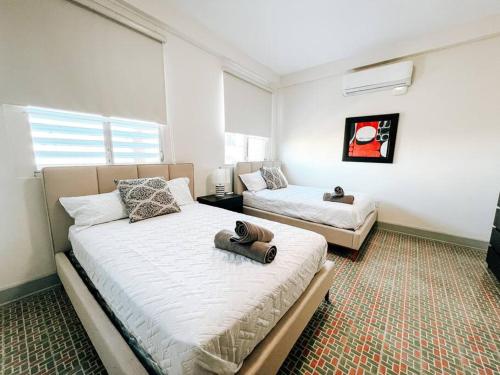 a bedroom with a bed and a couch at Picaflor 10 Spacious Elegant PH Apt @ Miramar in San Juan