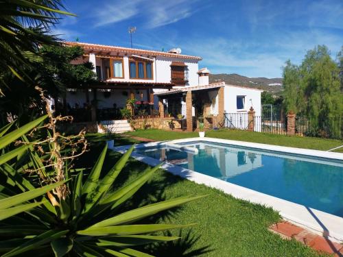 Villa con piscina frente a una casa en Paraje El Pozo, en Málaga