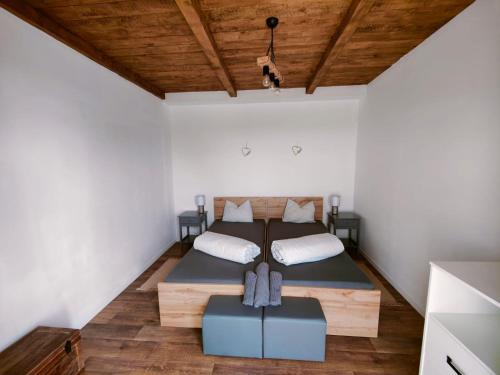 1 dormitorio con 2 camas en una habitación con techos de madera en Levendulászat, en Simontornya