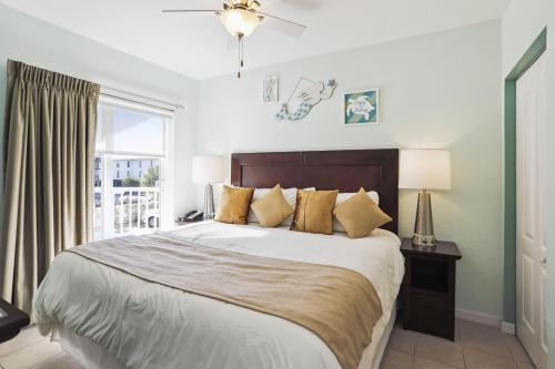um quarto com uma cama grande e uma janela em Sunset Vistas 206S em St. Pete Beach