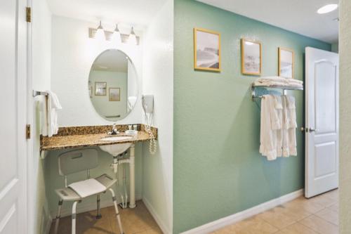 uma casa de banho com um lavatório e um espelho em Sunset Vistas 206S em St. Pete Beach