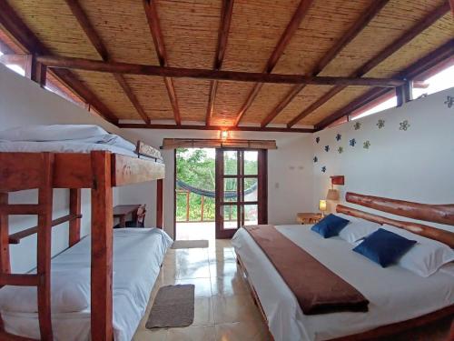 a bedroom with two bunk beds in a room at Monte Verde Cabañas y Camping in Arcabuco