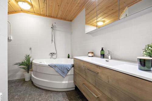 y baño con bañera, aseo y lavamanos. en Flott hytte i Vrådal rett ved alpinbakken, en Vradal