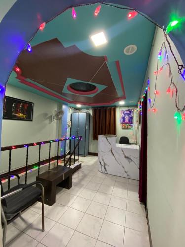 Cette chambre au plafond est décorée avec des lumières de Noël. dans l'établissement MUKTAI LODGE, à Solapur