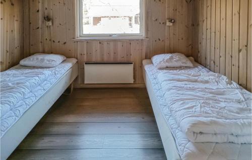 シーピンスリーにあるBeautiful Home In Kpingsvik With Kitchenの窓付きの部屋 ベッド2台