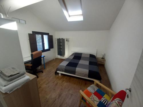 een slaapkamer met een bed en een bank in een kamer bij Console Camprini Rooms & Apartments in Faenza