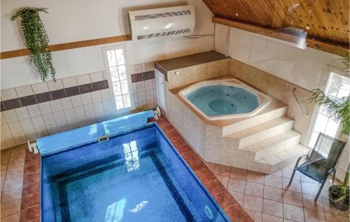 シーピンスリーにあるStunning Home In Kpingsvik With 5 Bedrooms, Sauna And Outdoor Swimming Poolのバスルームからスイミングプールの景色を見渡せます。
