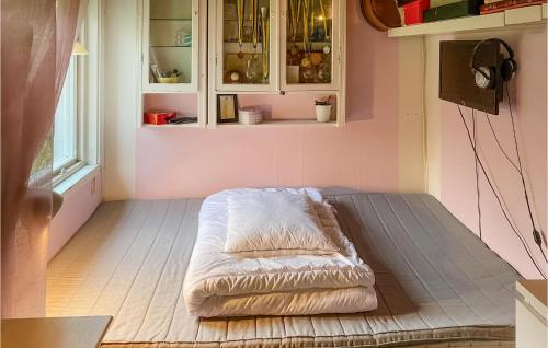 Gorgeous Home In Huddinge With Wi-fi في بلدية هودينجه: وجود سرير على أرضية خشبية في الغرفة