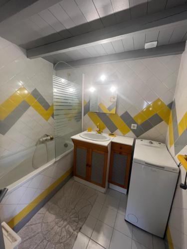 リル・シュル・ラ・ソルギュにあるLe Zenithのバスルーム(シンク、シャワー、トイレ付)