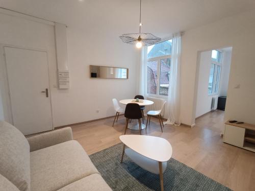 un salon avec un canapé et une table dans l'établissement Blue Horizon - Appartement 4 pers, à Dunkerque