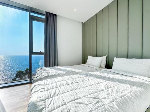 Postel nebo postele na pokoji v ubytování Fabulous full sea view 3br bluewaters Island
